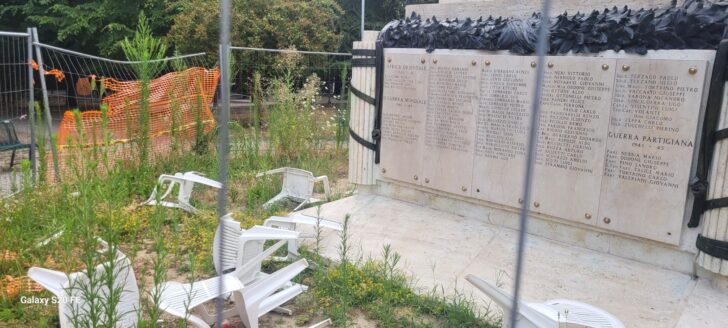 Atto vandalico ai giardini di viale Oliva: sedie scaraventate contro l’area del monumento ai Caduti
