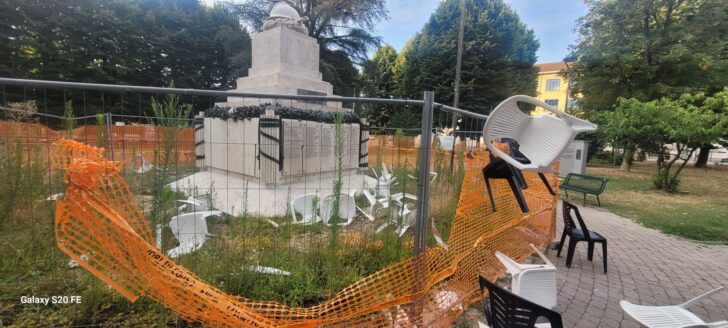 Atto vandalico ai giardini di viale Oliva: sedie scaraventate contro l’area del monumento ai Caduti