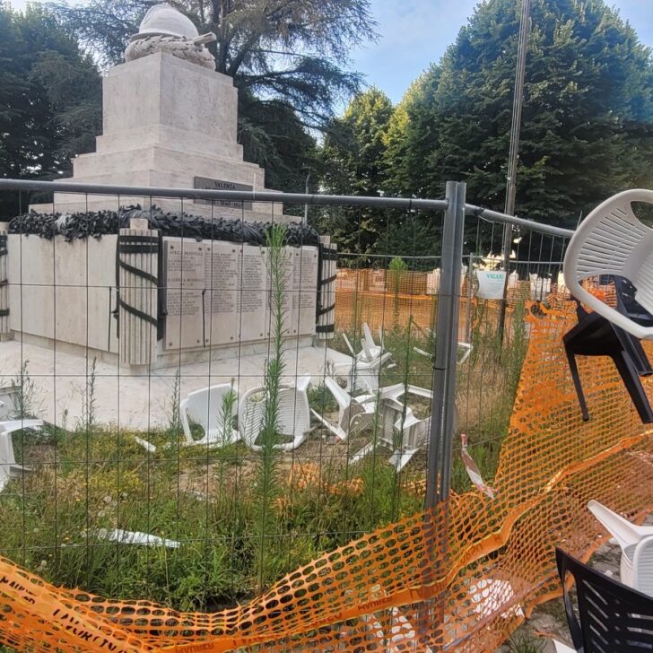 Atto vandalico ai giardini di viale Oliva: sedie scaraventate contro l’area del monumento ai Caduti