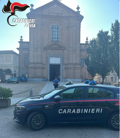 Dà in escandescenze davanti alla parrocchia di Robbio e aggredisce i Carabinieri: arrestato