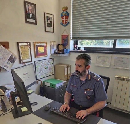 Ruba uno smartphone e chiede denaro per restituirlo: identificato e denunciato dai Carabinieri di Vigevano