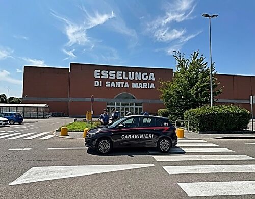 Distraggono una donna al supermercato e le rubano mille euro dal bancomat: denunciati a Vigevano