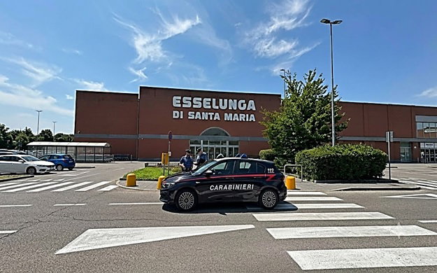Distraggono una donna al supermercato e le rubano mille euro dal bancomat: denunciati a Vigevano