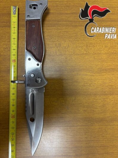 In strada a Voghera con un coltello a serramanico: bloccato dai Carabinieri e denunciato
