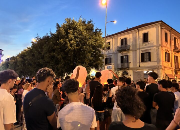 Palloncini e lanterne per il giovane Mattia Torre: a Valenza il commosso ricordo degli amici