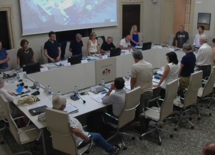“Un minuto di silenzio per Carlo Giuliani”: a Novi la proposta di Avs in consiglio comunale. Centrodestra resta seduto