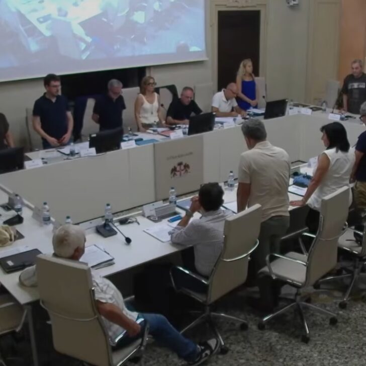 “Un minuto di silenzio per Carlo Giuliani”: a Novi la proposta di Avs in consiglio comunale. Centrodestra resta seduto