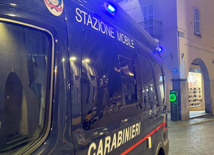 Controlli dei Carabinieri a Pavia: due automobilisti ubriachi, denunciati anche un uomo con un coltello e un cinquantenne con targa alterata