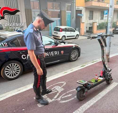 Controlli a Pavia: dodici multe pari a 900 euro totali per irregolarità nell’uso dei monopattini