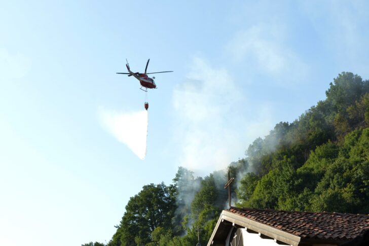Incendio boschivo vicino al Forte di Gavi: in arrivo l’elicottero dei Vigili del Fuoco