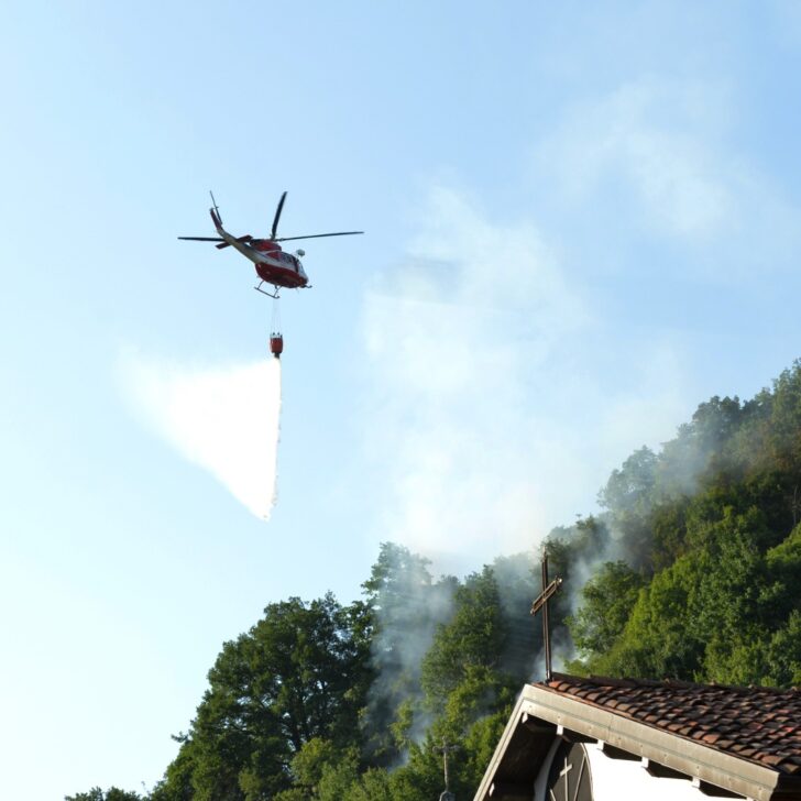 Domato l’incendio boschivo a Gavi: 23 lanci d’acqua dall’elicottero e ore di lavoro per Vigili del Fuoco e AIB
