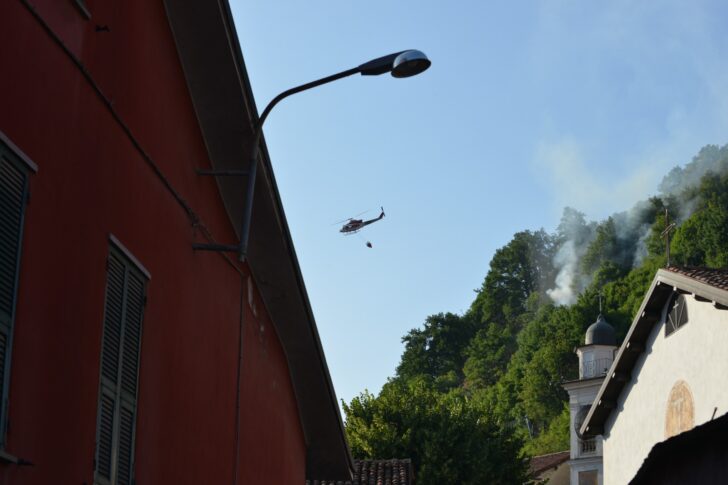 Incendio boschivo vicino al Forte di Gavi: in arrivo l’elicottero dei Vigili del Fuoco