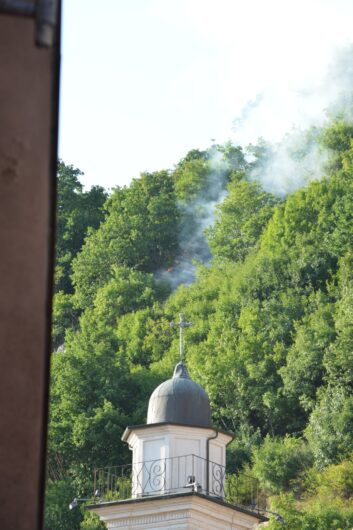 Incendio boschivo vicino al Forte di Gavi: in arrivo l’elicottero dei Vigili del Fuoco