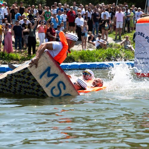 Barche di cartone sul Po: a Casale torna la festa di “Galleggia non Galleggia”