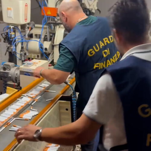 Fabbrica clandestina di sigarette in provincia di Pavia scoperta dalla Guardia di Finanza: un arresto e 14 denunce