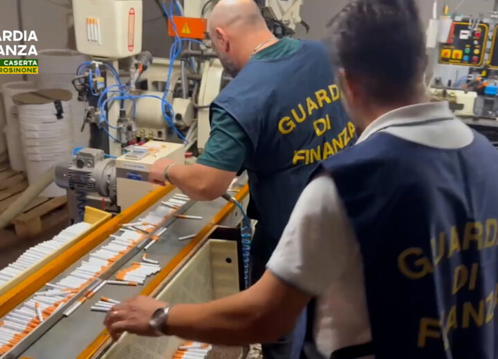 Fabbrica clandestina di sigarette in provincia di Pavia scoperta dalla Guardia di Finanza: un arresto e 14 denunce
