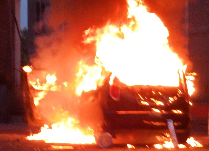 Auto in fiamme a Casale: sul posto i Vigili del Fuoco