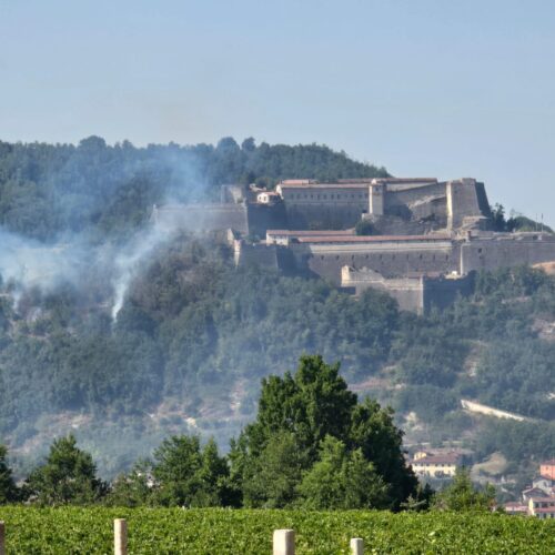 Incendio boschivo vicino al Forte di Gavi: in arrivo l’elicottero dei Vigili del Fuoco