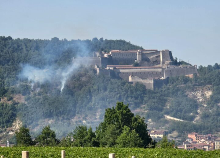 Incendio boschivo vicino al Forte di Gavi: in arrivo l’elicottero dei Vigili del Fuoco