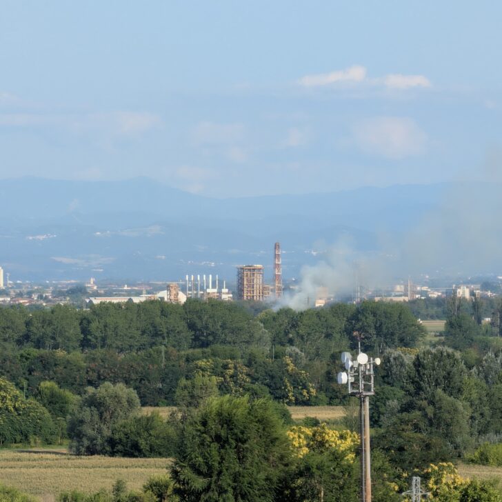 Incendio di sterpaglie nello stabilimento Syensqo di Spinetta: situazione sotto controllo