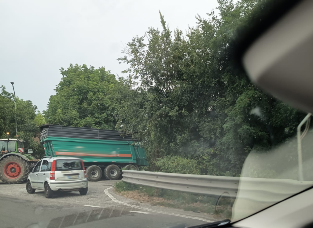 incidente auto trattore 2