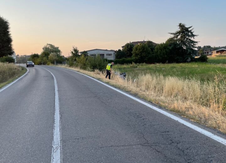 Auto fuori strada tra Alessandria e Valmadonna: sul posto la Polizia Locale e i Vigili del Fuoco