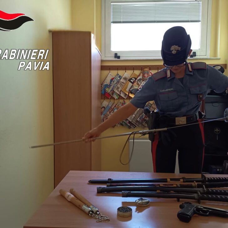 Katane, una sciabola e un nunchaku in casa: denunciato un uomo nel Pavese