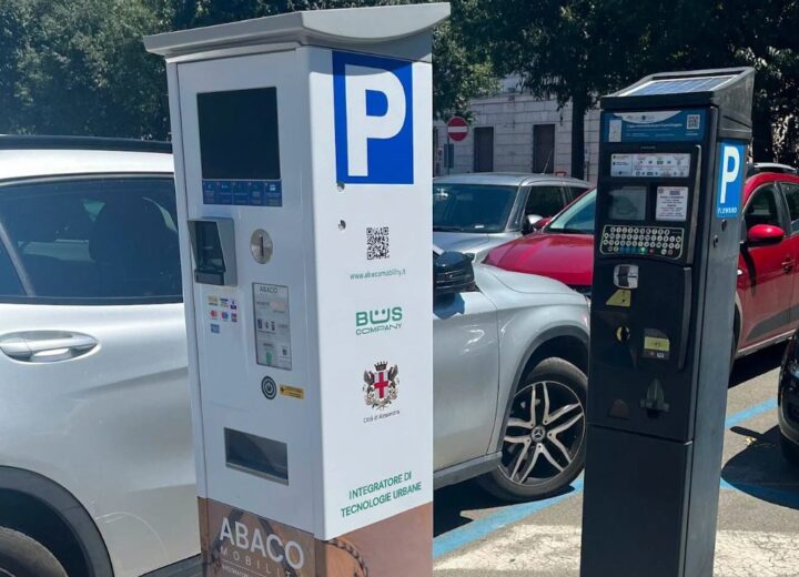 Ad Alessandria scatta la nuova gestione dei parcheggi. Operativi i nuovi parcometri e gli addetti al controllo della sosta