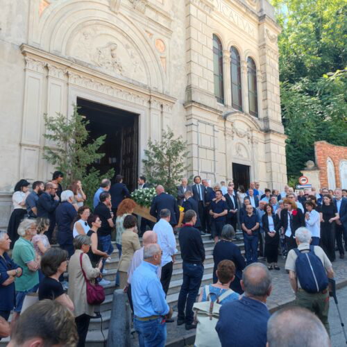 “Un grande e umile maestro. Per lui lo sport era una scuola di vita”: a San Salvatore i funerali di Peo Luparia