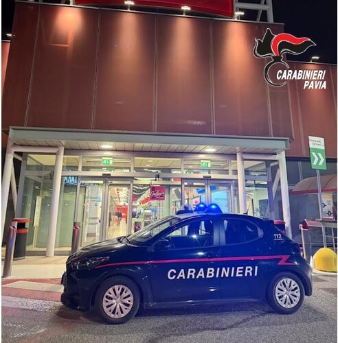 Calcio alla titolare dell’esercizio commerciale per poi scappare con la merce rubata: tre denunce a Parona