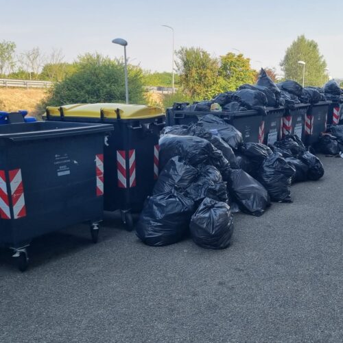 Rifiuti fuori cassonetto in viale della Valletta a Spinetta: verifiche in corso di Amag Ambiente