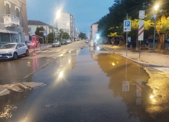 Maltempo: a Spinetta rio Lovassina tracimato in via Genova, chiusa al traffico