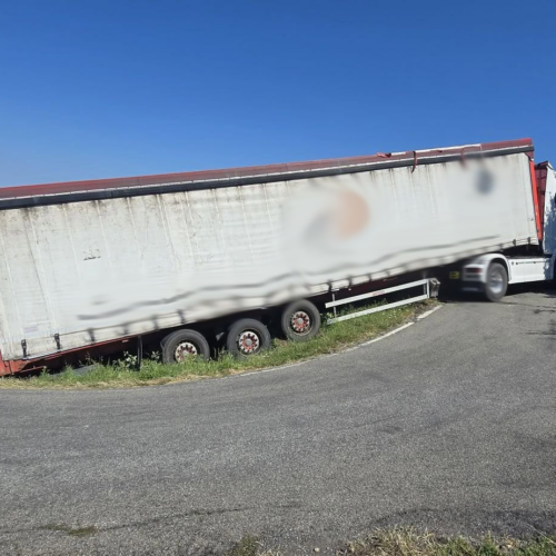 Tir blocca la strada in una curva a Cantalupo Ligure
