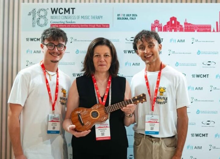 Da un letto d’ospedale a un ukulele d’oro: la storia del progetto che porta musica e sorrisi nei reparti pediatrici