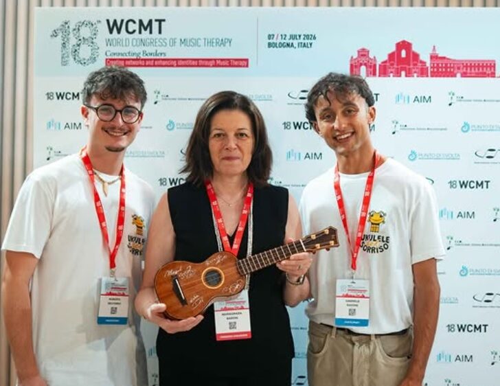 Da un letto d’ospedale a un ukulele d’oro: la storia del progetto che porta musica e sorrisi nei reparti pediatrici