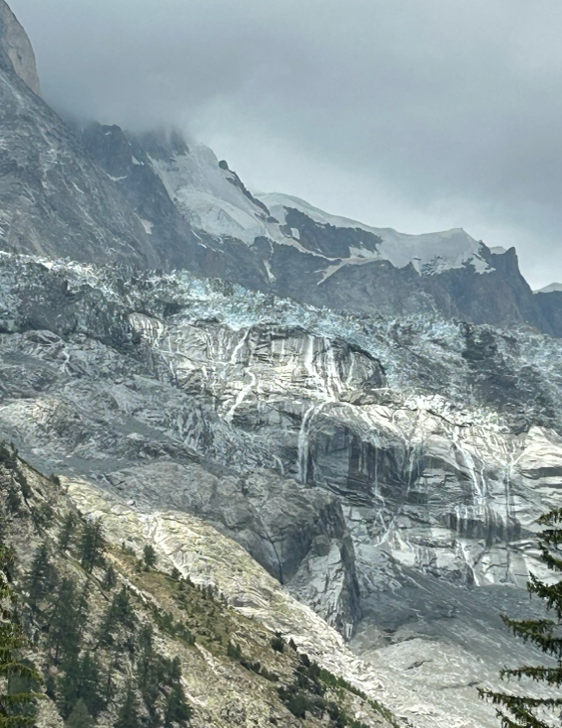 “Un ghiacciaio non sparisce in silenzio”: come stanno cambiando le nostre montagne