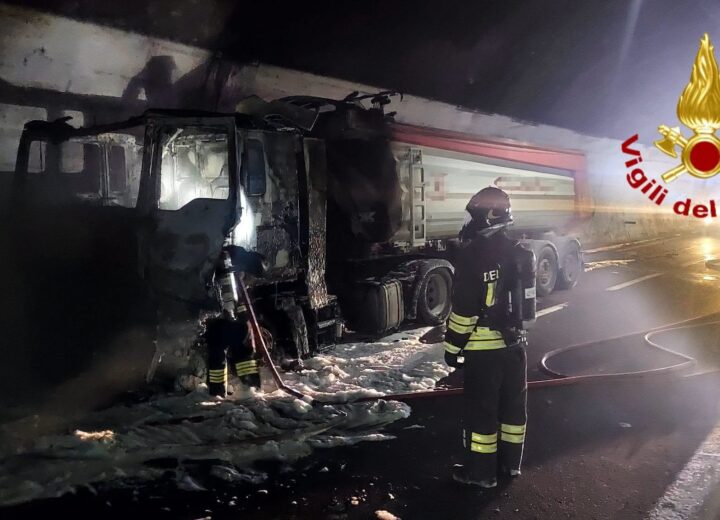 Camion in fiamme sulla A12 Genova-Sestri: chiuso il tratto tra il bivio con la A7 e Genova Est
