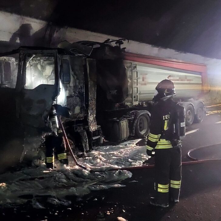 Camion in fiamme sulla A12 Genova-Sestri: chiuso il tratto tra il bivio con la A7 e Genova Est