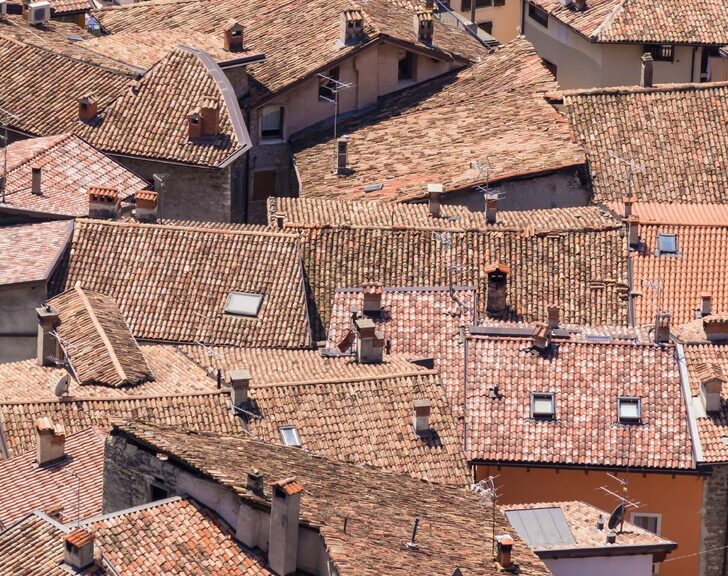 Casale Monferrato, doppio intervento della Polizia Locale: liberato un alloggio occupato e sgomberato edificio inagibile