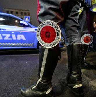 Pizzicato con la patente falsa, poi imbroglia all’esame: denunciato