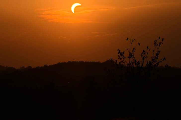 Lo spettacolo dell’eclissi di sole: le vostre foto