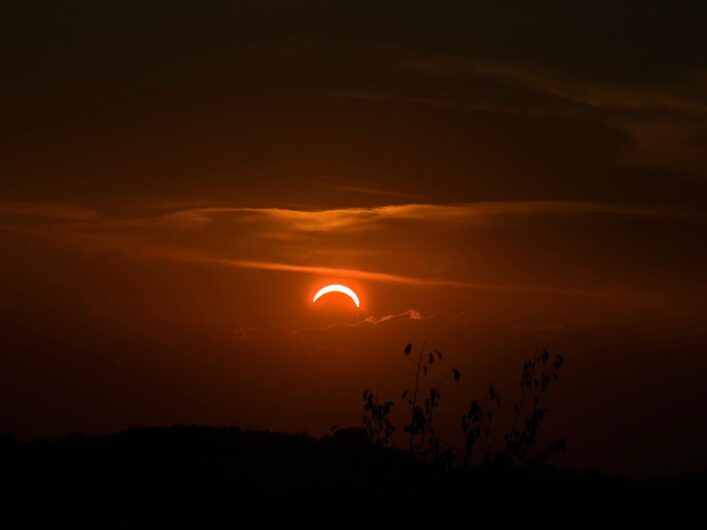 Lo spettacolo dell’eclissi di sole: le vostre foto