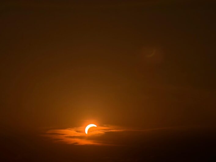 Lo spettacolo dell’eclissi di sole: le vostre foto