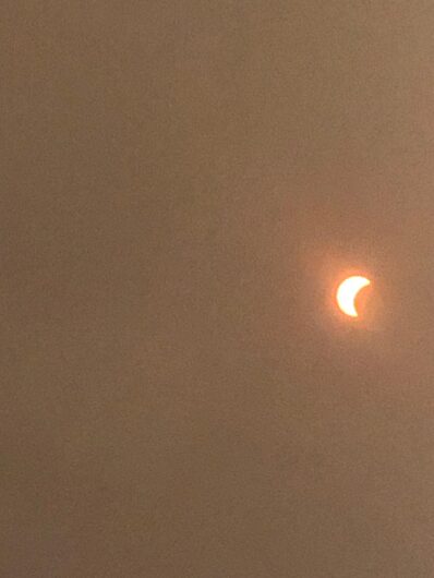 Lo spettacolo dell’eclissi di sole: le vostre foto