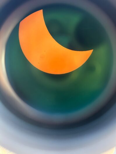 Lo spettacolo dell’eclissi di sole: le vostre foto
