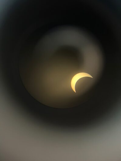 Lo spettacolo dell’eclissi di sole: le vostre foto