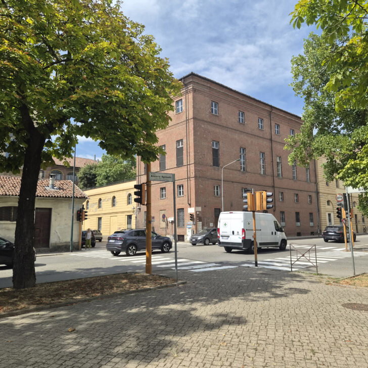 Casale Monferrato, cambia il semaforo tra via Cavour e viale Bistolfi: attraversamento pedonale solo a chiamata