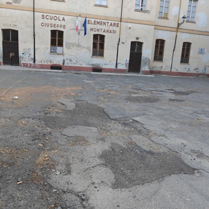 “Piazza davanti alle scuole di Castelceriolo piena di buche e pericolosa: aiutateci a cambiarla”