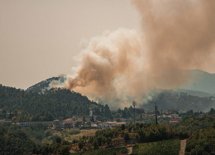Mornese torna a bruciare: l’incendio alimentato dal vento