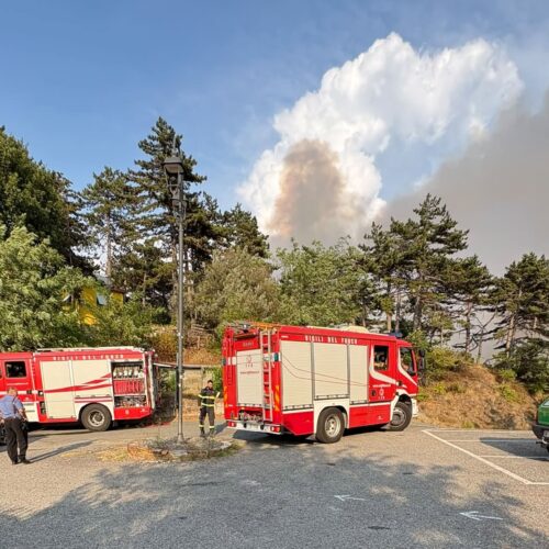 Incendio a Mornese, il sindaco esorta tutti a non avvicinarsi al rogo per non intralciare gli operatori